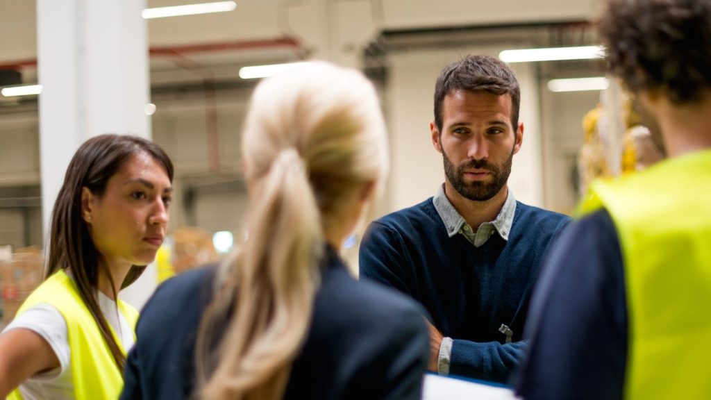 tips to enhance qhse culture - 5 people arguing